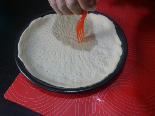 10、独家秘制香肠披萨,叉子在披萨饼底部扎孔，