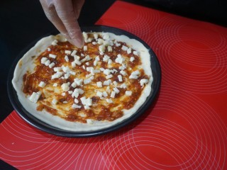 13、独家秘制香肠披萨,在最低底部。先撒三分之一的芝士碎