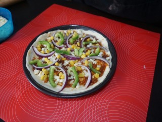 15、独家秘制香肠披萨,依次摆放好青椒，