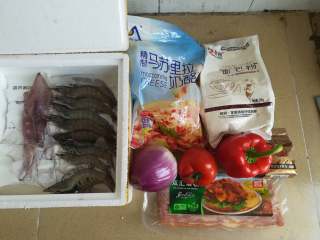 1、海鲜披萨10寸,先来一张材料全家福