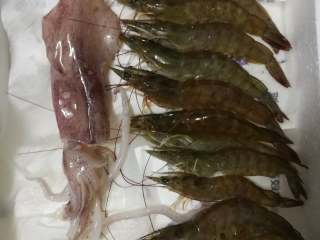 2、海鲜披萨10寸,如果虾和鱿鱼买回来没打算马上弄，可以找个密封容器，底面铺上冰块，再放上几层知，然后放进虾和鱿鱼，密封好放到第二天还是可以保鲜得很好