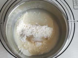 3、海鲜披萨10寸,将披萨皮的所有材料混合在一起