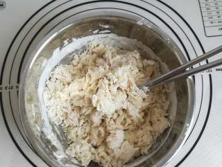 4、海鲜披萨10寸,用筷子搅拌成丝絮状