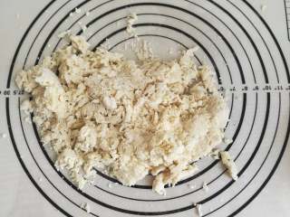 5、海鲜披萨10寸,再倒在揉面垫上揉成光滑面团