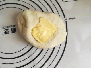 6、海鲜披萨10寸,接着加入已软化的黄油，再次揉成光滑面团