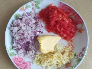 7、海鲜披萨10寸,首先是披萨酱的制作，洋葱切、番茄切丁