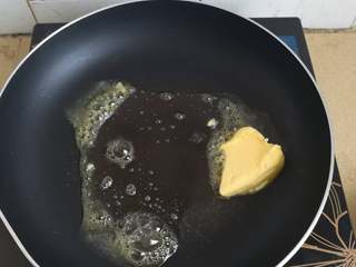 8、海鲜披萨10寸,锅内放入黄油