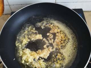 9、海鲜披萨10寸,黄油放入锅内融化后放入蒜蓉，注意控制油温，因为黄油很容易焦化