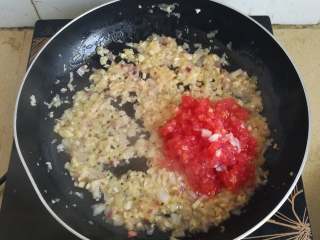 11、海鲜披萨10寸,等洋葱的颜色变得快透明时放入番茄进行翻炒