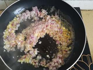 10、海鲜披萨10寸,等蒜蓉的香味出来后放入洋葱丁