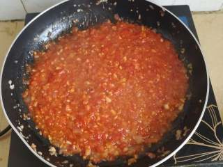 12、海鲜披萨10寸,在所有香味都散发出来时倒入2-3汤勺的番茄沙司