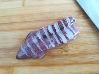 14、海鲜披萨10寸,鱿鱼筒洗净后切片