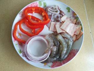 16、海鲜披萨10寸,以下是配料的全家福