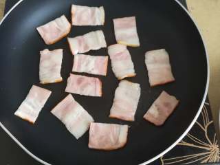 17、海鲜披萨10寸,将培根稍微进行煸炒，将油脂逼出来