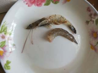 18、海鲜披萨10寸,虾去壳去虾线，然后也稍微煸炒下控水