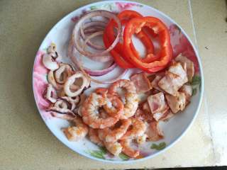 19、海鲜披萨10寸,鱿鱼圈、彩椒圈、洋葱圈也要进行适当的煸炒，将水分逼出