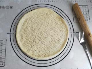 21、海鲜披萨10寸,用擀面杖擀成10寸大小，然后用叉子均匀的插上小孔，避免烘烤时拱起