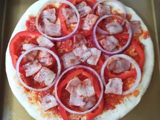 23、海鲜披萨10寸,放上彩椒圈、洋葱圈、培根