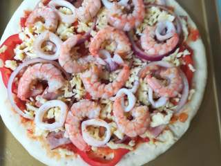 25、海鲜披萨10寸,再放上鱿鱼圈、虾仁