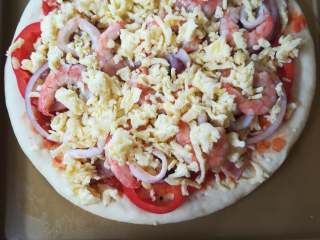 26、海鲜披萨10寸,再撒上一层芝士