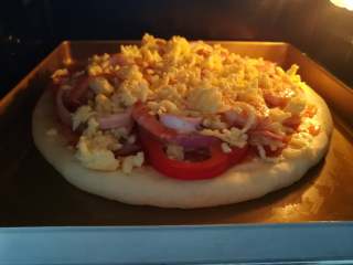 27、海鲜披萨10寸,烤箱预热200℃，烘烤20min