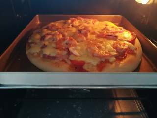 28、海鲜披萨10寸,在烘烤完成后拿出，在没有芝士的地方补上，再放入烤箱烘烤2-3分钟即可