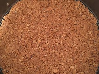 4、咖啡慕斯冻饼,放入6寸的磨具中，将饼干压紧实，放入冰箱冷藏30分钟