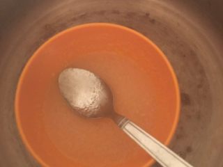 6、咖啡慕斯冻饼,然后放在隔热水锅里，备用