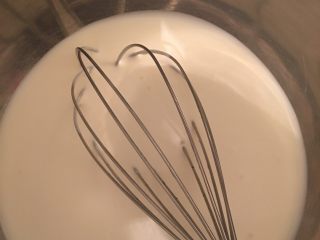 8、咖啡慕斯冻饼,将300毫升的奶油加入40克砂糖搅拌均匀