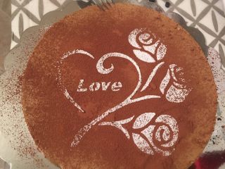 13、咖啡慕斯冻饼,放入冰箱冷藏3个小时后，撒上可可粉，然后可以撒些糖粉在上面做装饰……