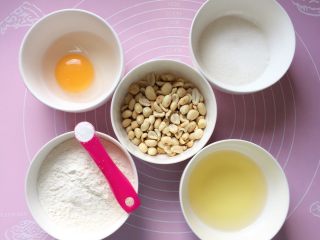 1、花生酥～#家有烤箱#,准备好所需食材：花生米事先烤熟的。