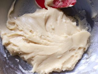 8、花生酥～#家有烤箱#,用刮刀切拌至无干粉状态