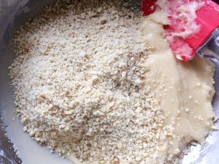 9、花生酥～#家有烤箱#,然后加入花生碎