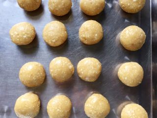 11、花生酥～#家有烤箱#,将面团平均分成16份，每份28克。