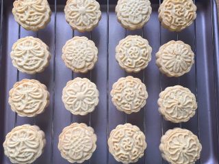 15、花生酥～#家有烤箱#,出炉，放烤网上晾凉。