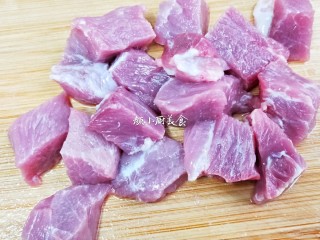 1、烤肉串,猪肉选购带有雪花纹的,这样的猪肉才嫩滑好吃。猪肉洗净控干水分,然后切成小粒状,不宜太大。