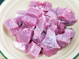 2、烤肉串,把切好的猪肉粒放入大碗中。