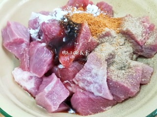 3、烤肉串,再入少许辣椒粉,孜然粉,蚝油,生抽,淀粉,食用油。