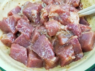 4、烤肉串,搅拌均匀腌制一小时,想入味点的腌制时间可以长一些。