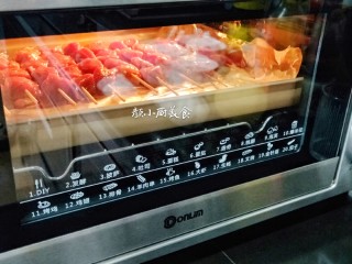7、烤肉串,烤箱上下管230°提前预热10分钟把,串好的肉串放入烤箱中上下火230°烤20分钟。