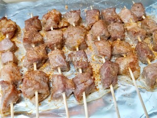 8、烤肉串,烤好后取出,撒上烧烤料,喜欢辣点的可以再撒点辣椒粉即可食用。