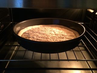 8、培根口蘑田园披萨,入烤箱中层，上下火200度烤10分钟后取出备用。（如果觉得麻烦可省略此步骤，后面可适当延长烘焙时间），另一个饼皮也同样制作，如果当时只做一个，剩下的一个披萨饼皮烤完放凉后可密封在保鲜袋中，放在冰箱冷冻保存。想吃的时候再取出来解冻，继续下面的操作。