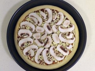 15、培根口蘑田园披萨,铺上切好的口蘑片。