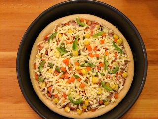 19、培根口蘑田园披萨,最后撒上剩下的马苏里拉奶酪。