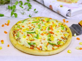 21、培根口蘑田园披萨,好吃的培根口蘑田园披萨就制作完成了。