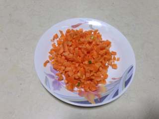 1、米饭“汉堡”,胡萝卜去皮切小丁
