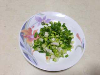 2、米饭“汉堡”,香葱切碎