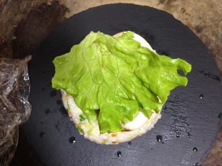 4、米饭“汉堡”,加入一片生菜