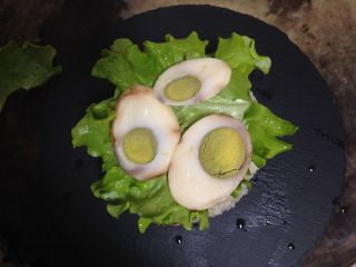 5、米饭“汉堡”,再加入几片鸡蛋