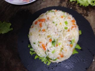 6、米饭“汉堡”,最后盖上另一片米饼